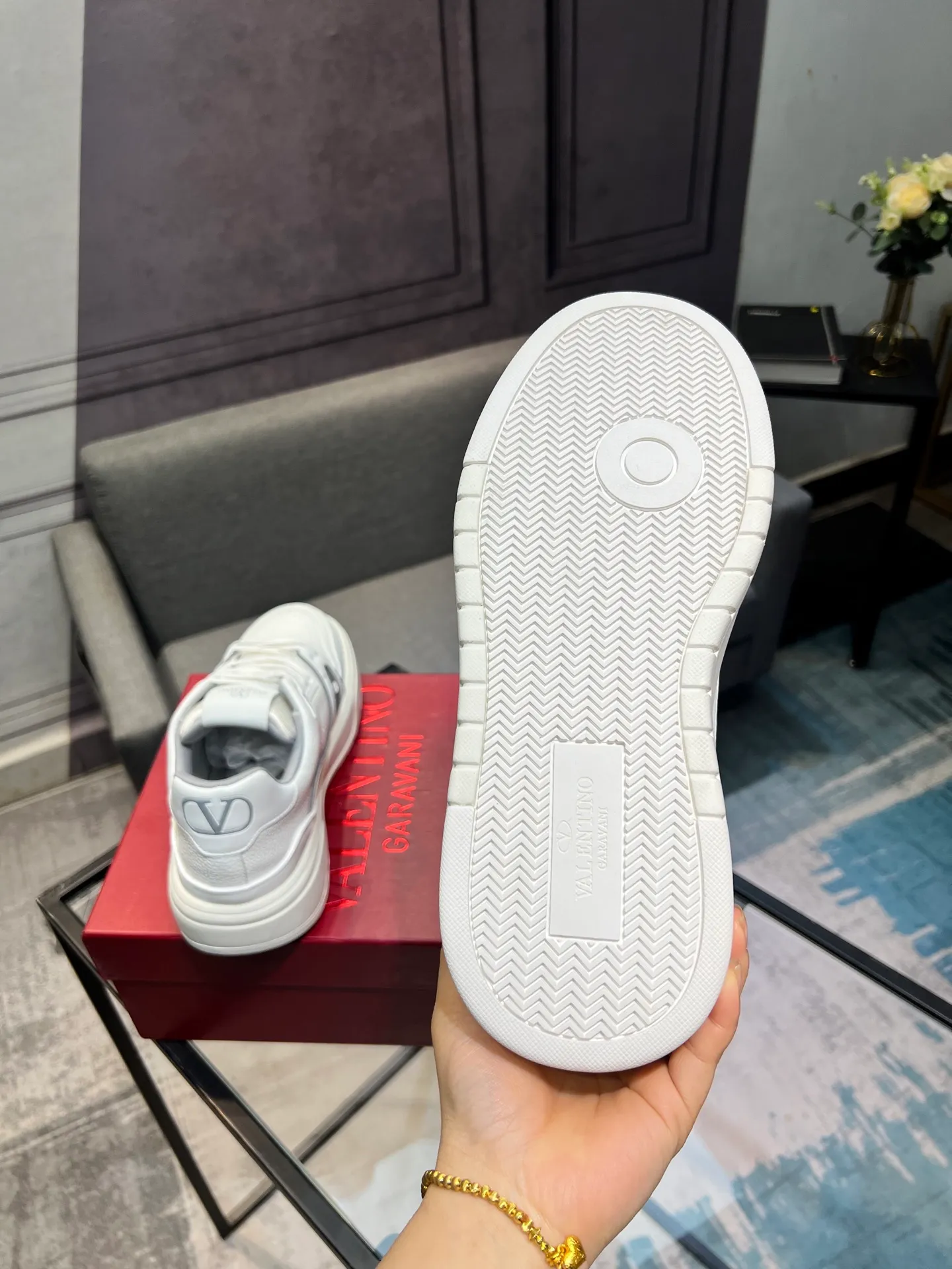Men's men's shoes 💰660 𝑽𝒂𝒍𝒆𝒏𝒕𝒊𝒏𝒐 Valentino 𝑶𝒏𝒆𝑺𝒕𝒖𝒅 Couple's sneaker series Valentino 2025 latest couple's sneakers, celebrity style, hot sale. The original ZP was purchased and dismantled. Repeated pattern making and modification. I strive to restore the original version 1:1! Top luxury masterpiece, soft and comfortable, combining fashion and leisure, bringing excellent elegant texture and excellent on-foot comfort. Top purchase version upper: imported calfskin surface/original oil edge craftsmanship. Inner: water-dyed cowhide lining. Outsole: original development 𝐓𝐏𝐔 two-color combination outsole. Packaging: original configuration complete package. Code number: 35-44 yards. 34.45 can be customized. Can be customized (self-labeled-no label) order.